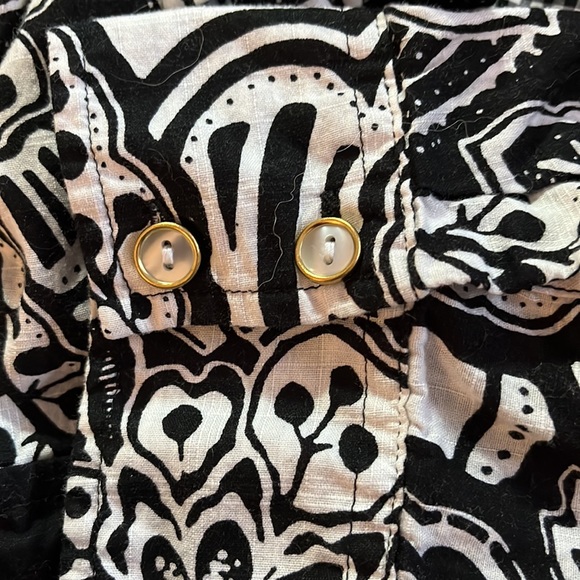 Karen Scott 100% cotton black and white button down woman’s blouse. Gently used. - Picture 4 of 4